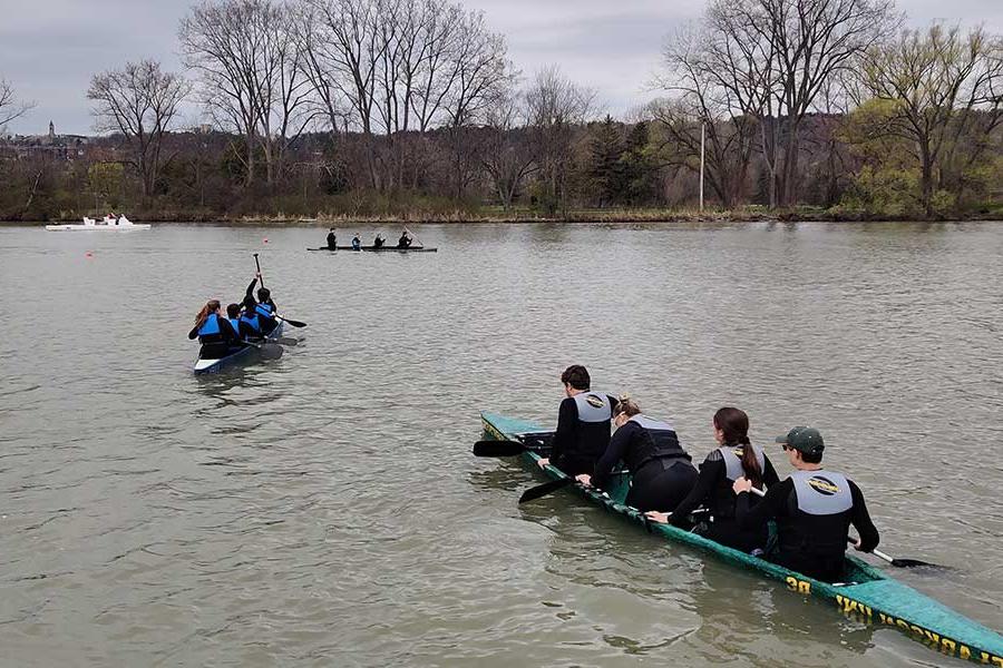 学生们在水上测试混凝土独木舟
